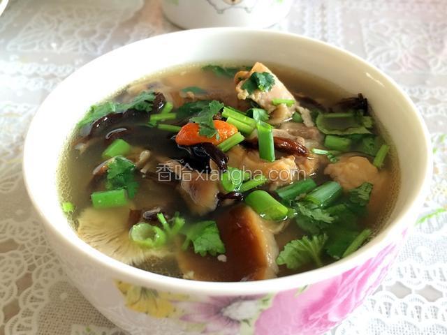 人多就直接把葱花香菜丢在锅里，蒸锅上桌，用大汤勺分食；人少就用小碗盛出来，撒些葱花香菜，吃多少盛多少，随吃随取，常吃常新。