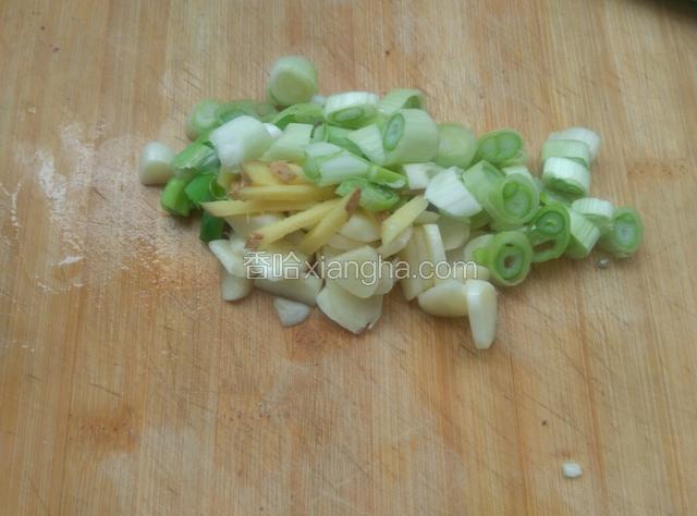 准备材料，葱姜蒜切好
