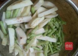鸡肉炖豆角茄子的做法图解2