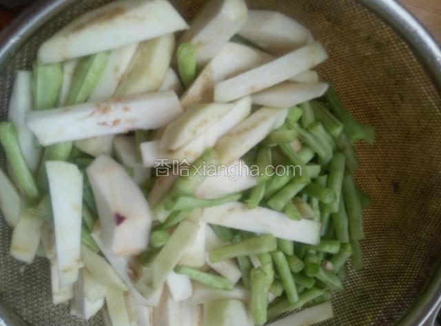 鸡肉切成块，豆角茄子切条