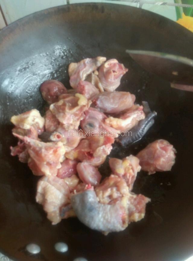 锅内放油，油烧七分热放入鸡肉煸炒，炒到锅里没有水份