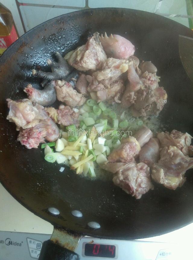 鸡肉煸边直到没有水以后放入葱姜蒜再翻炒几下