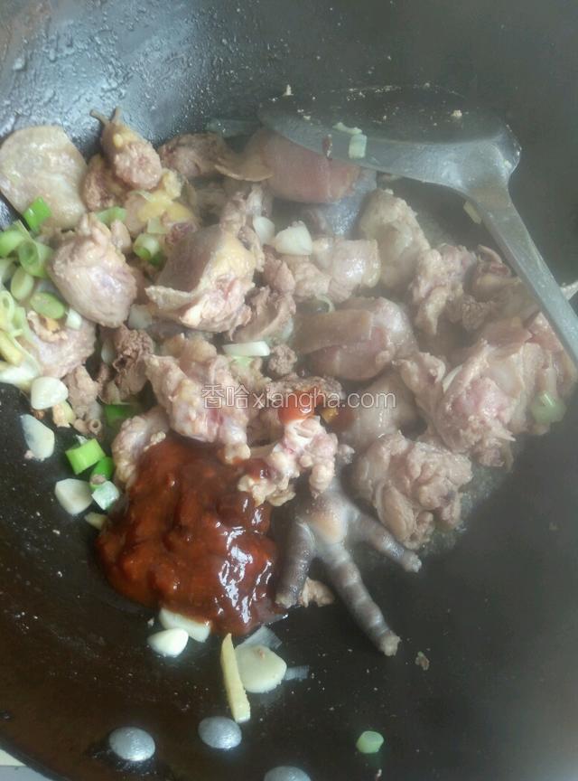 开始放调料了，味达美，黄豆酱，老抽这时候都要放上继续炒，翻炒均匀以后放入水，水要没过鸡肉，炖十分钟