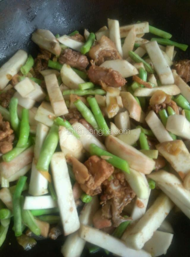 炖十分钟后放入茄子和豆角，翻炒均匀，继续炖十分钟