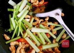 西芹炒腰果的做法图解5