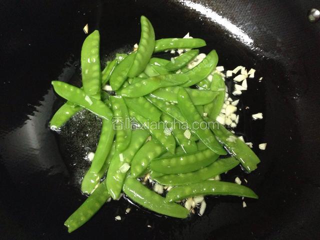 将沥干水的荷兰豆放进锅内翻炒，开大火，翻炒半分钟后放少许盐，即可出锅！