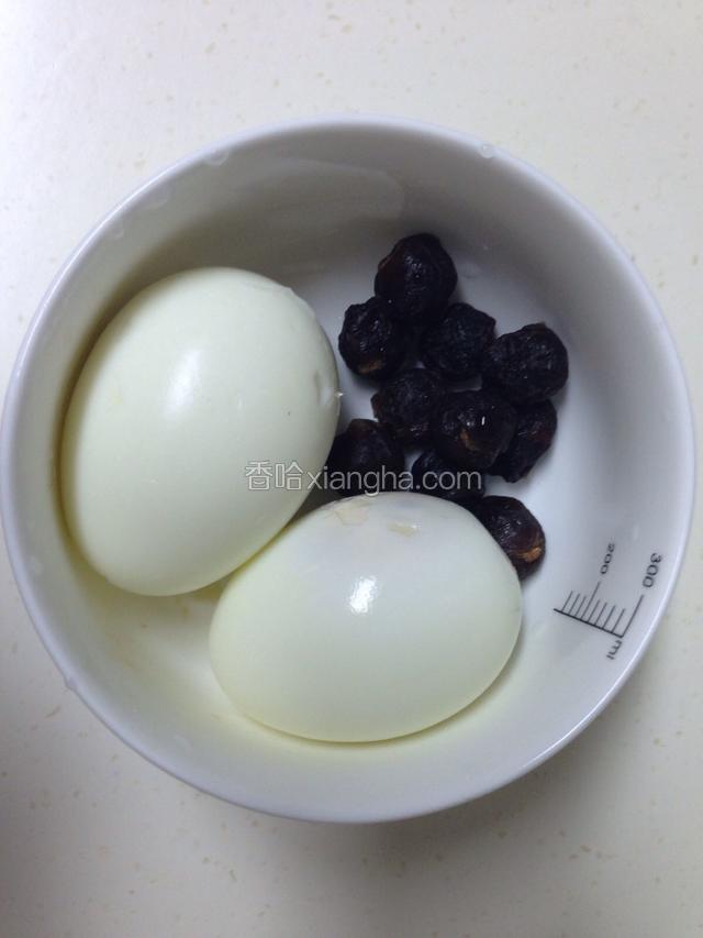 大约40分钟后（本人用的是砂锅，比较慢），将煮熟的鸡蛋捞出，去外壳，连同桂圆放入砂锅继续熬煮