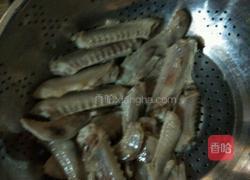土豆炖鸡翅的做法图解1