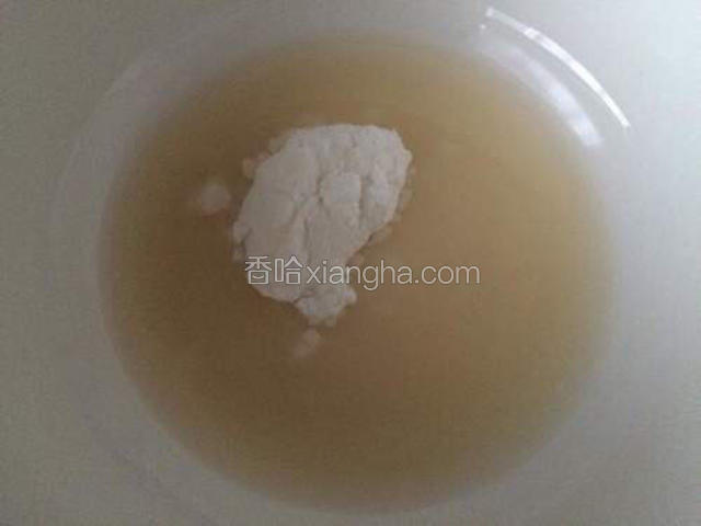 1茶匙玉米淀粉、1茶匙料酒和1茶匙水集中在一个碗里，混合均匀；