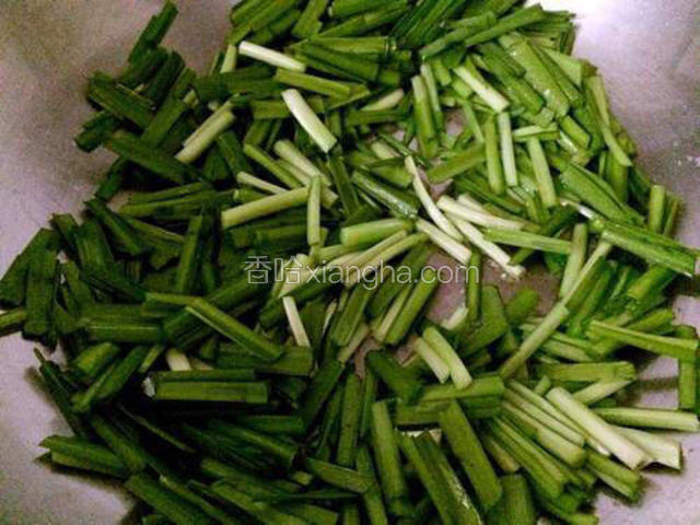 锅里还有部分底油，不需要再放油了。把盘里的韭菜段全部倒进去，快速翻炒；
