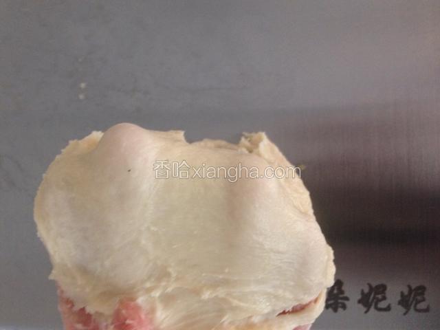 培根切碎，小火煸香冷却备用。除黄油外所有材料混合，揉至能拉出厚膜状态。