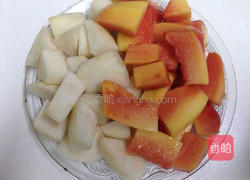 鲜奶炖木瓜雪梨的做法图解1