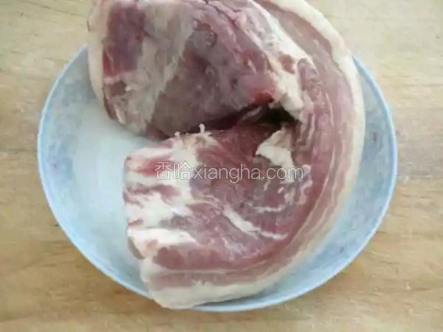 五花肉洗净备用。