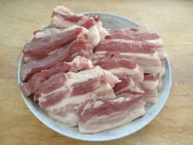 五花肉切成1厘米厚的大片。