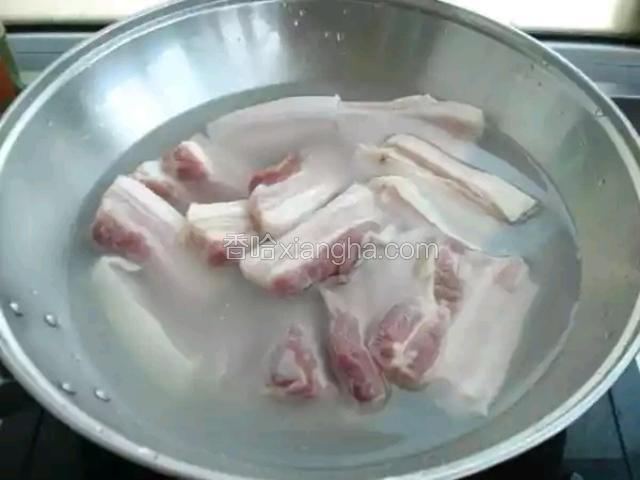 五花肉冷水下锅焯一下。