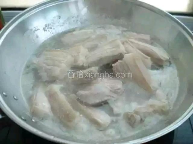 焯出血沫后洗净。