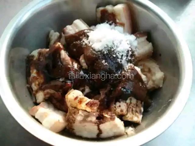 五花肉里放入白糖，甜面酱、生抽、老抽抓匀后腌2小时。