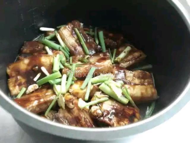 依次码好所有的五花肉。