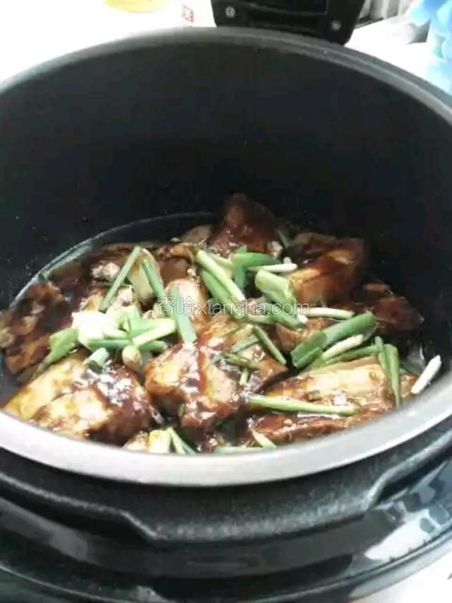 加少许水，不要太多，压20分钟。