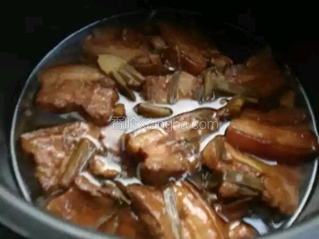 炖好的把子肉， 香气四溢。