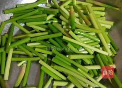 蒜苔炒牛柳的做法图解2
