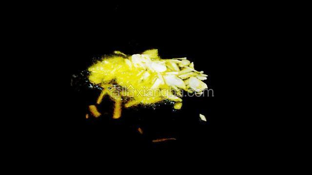 上锅放适量的色拉油，油热放入蒜丝，炒出香味。