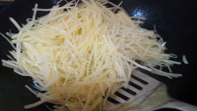 放入土豆急火丝快速翻炒