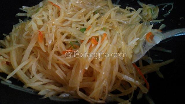 土豆丝炒至八成，就可以放入辣椒丝，糖，盐，白醋，味极鲜，快速翻炒进味，出锅摆盘上菜。