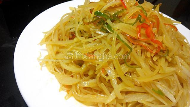 酸辣爽口的土豆丝，登场亮相了，让我们尽情享受美食吧！