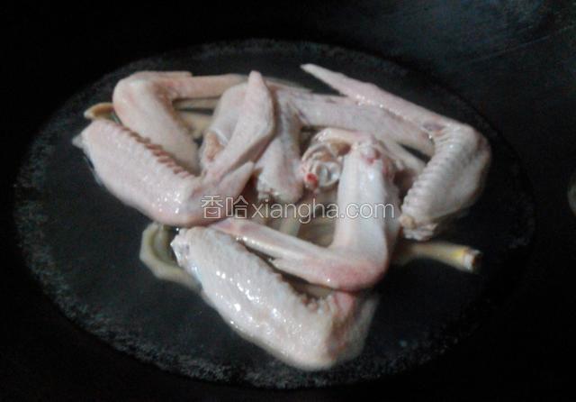 锅烧开水,把鸭翅煮两分钟,捞起沥干.