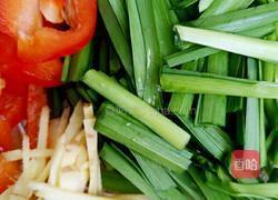 韭菜炒鱿鱼花的做法图解2