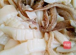 韭菜炒鱿鱼花的做法图解5