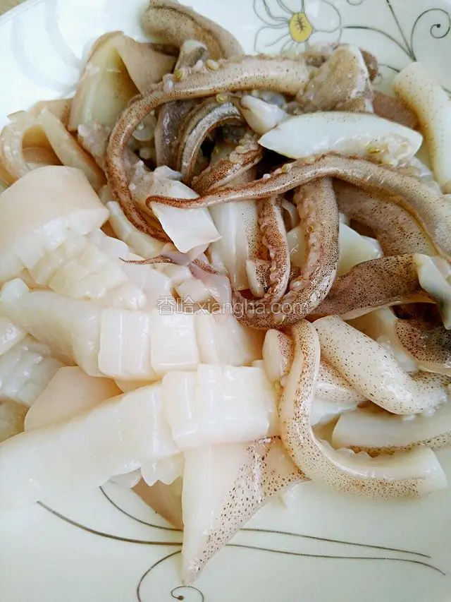 切好后装盘子里  然后焯水