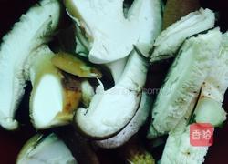 芹菜香菇的做法图解1