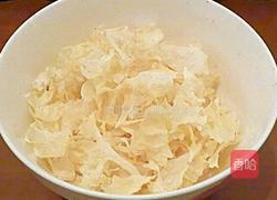 红糖银耳百合羹的做法图解1