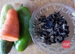 生椒凉拌黑木耳的做法图解1