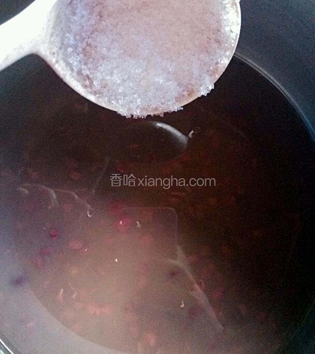 加入砂糖，按下“煮饭”键拌匀至糖融化