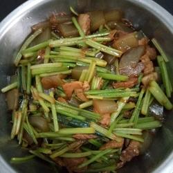 香芹粉皮炒肉的做法[图]