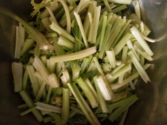 先把芹菜洗净切段
