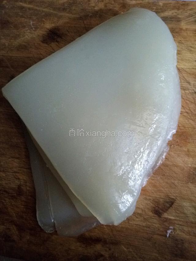 鲜粉皮切成块然后再洗