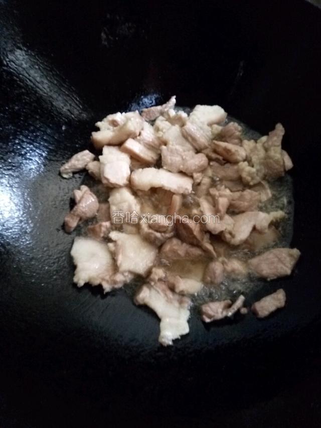 锅里放油煸炒五花肉