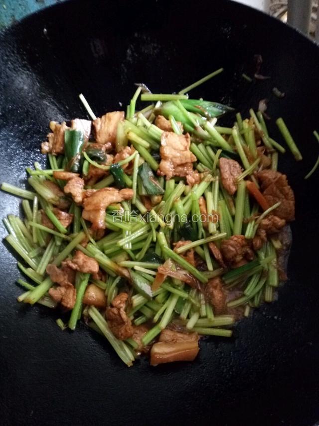 放入葱爆香，然后放入料酒老抽味达美，然后入芹菜翻炒