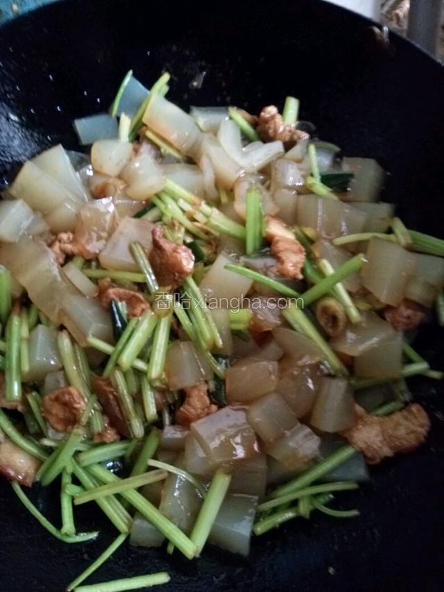 芹菜翻炒一分钟，放入粉皮继续翻炒2分钟