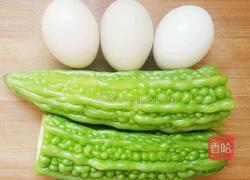 苦瓜炒鸡蛋的做法图解1