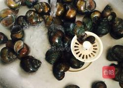 尖椒爆炒蜗牛肉的做法图解1