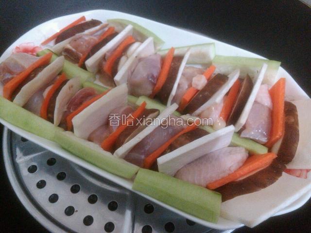 一片香菇一片杏鲍菇一片红萝卜一块鸡肉依次叠进盘内，蒸十分钟