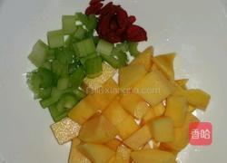 黄桃滑爽鸡丁 的做法图解4