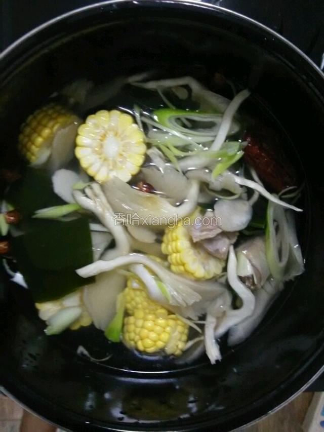 准备好葱姜蒜，葱切丝，姜切块，蒜切片，把牛肉切块，放锅里煮两边，把血沫滤出，放入砂锅里，放八角，葱姜蒜，
