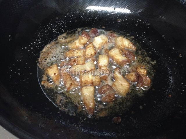 锅烧热，转小火放入油、白糖，然后放五花肉进去煎，将肉的油全部煎出后，放水没过肉，加入盐、八角炖煮