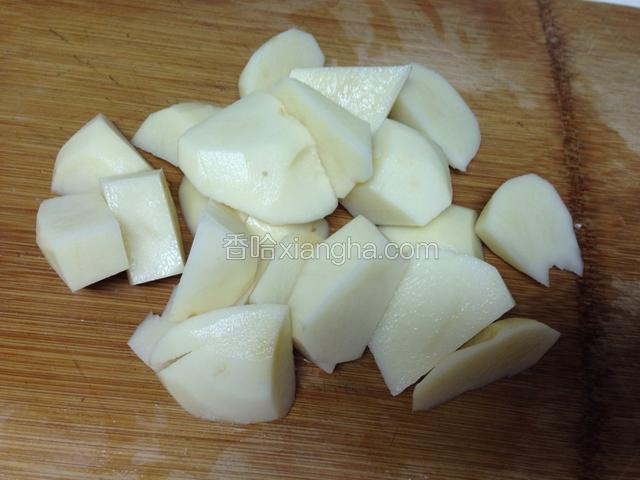 土豆洗净、去皮、切大块备用